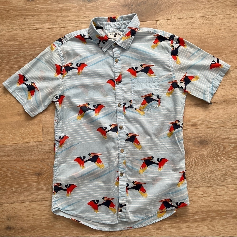 Billabong Tailored fit light Blue Bird Print Shirt Tropical Sz S Beach Surf *B14